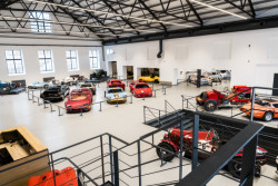 Zábrany v expozici jsou pevné, kovové. (Automoto muzeum v Lučanech nad Nisou, studio ARCHIDEE, architekt Ondřej Novosad)