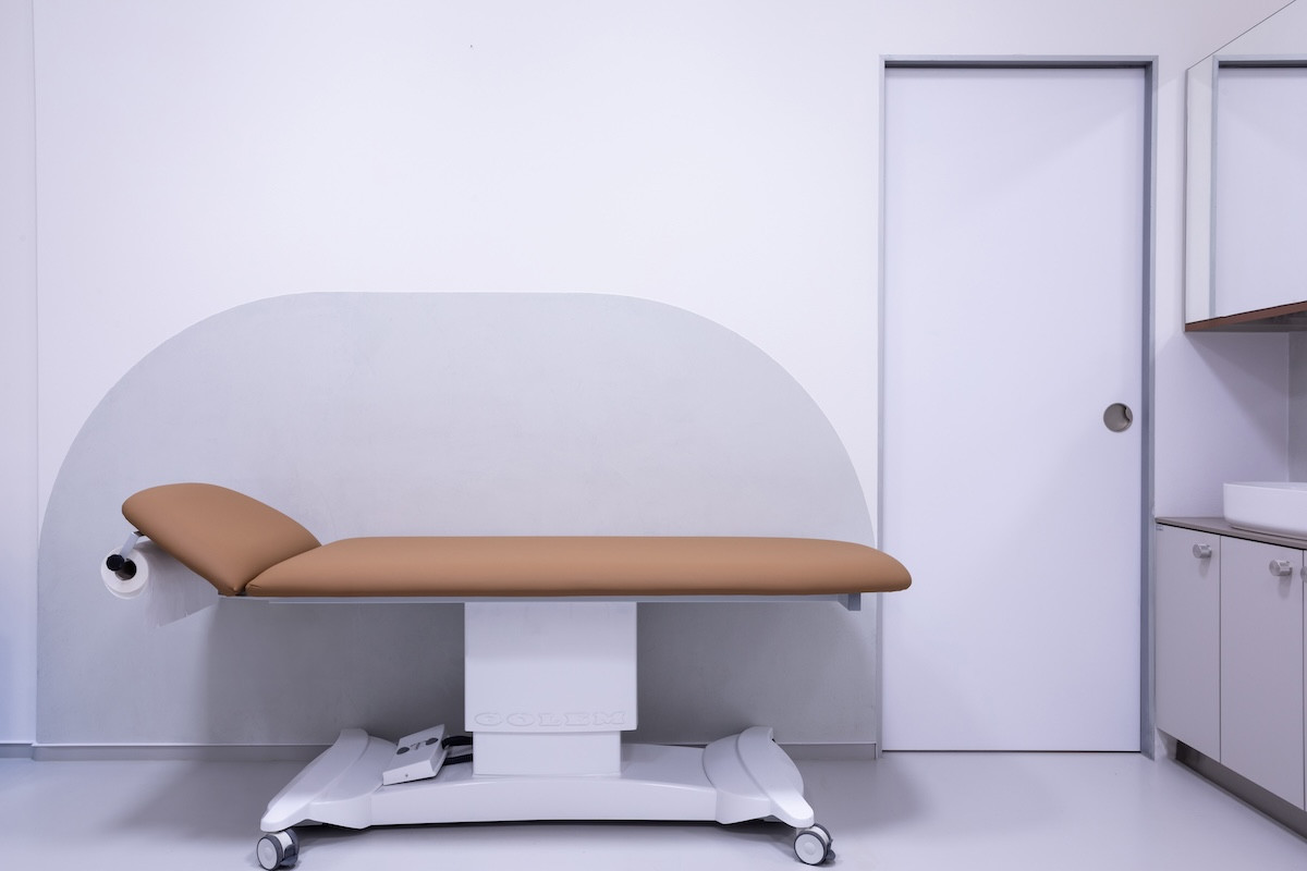 Autorka interiéru se proto snažila především barevně sladit celý interiér a sanitární prvky doplnit o nadčasové kousky, které jsou jak estetické, tak praktické.