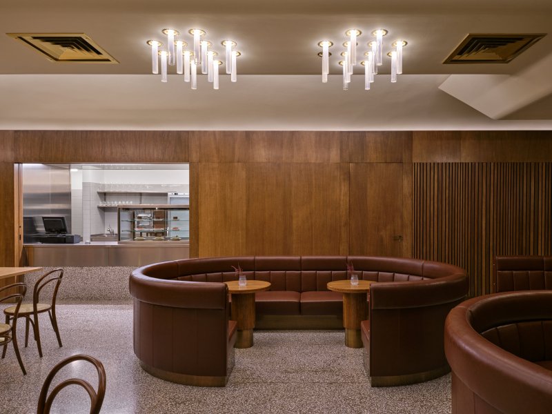 Dveře zapadají do jednotícího dřevěného obkladu. (Rekonstrukce zázemí Rudolfina; Architektonické studio Lenky Míkové)