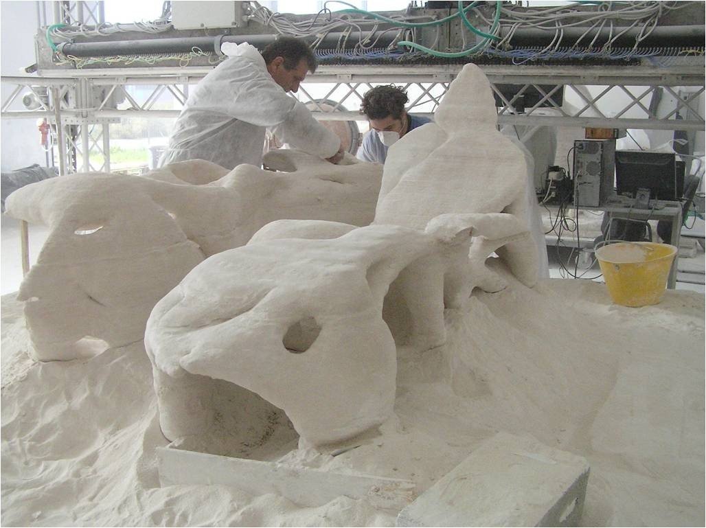 Obr. 22: Odstraňování přebytečného písku po dokončení 3D tisku spojováním prášku technologií D-Shape, Itálie / Velká Británie,