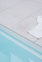 Interiérová designérka Jeanette Hammarstedtová spolu se svou rodinou svépomocí realizovala bazén s terasou.