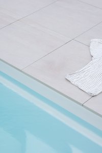 Interiérová designérka Jeanette Hammarstedtová spolu se svou rodinou svépomocí realizovala bazén s terasou.