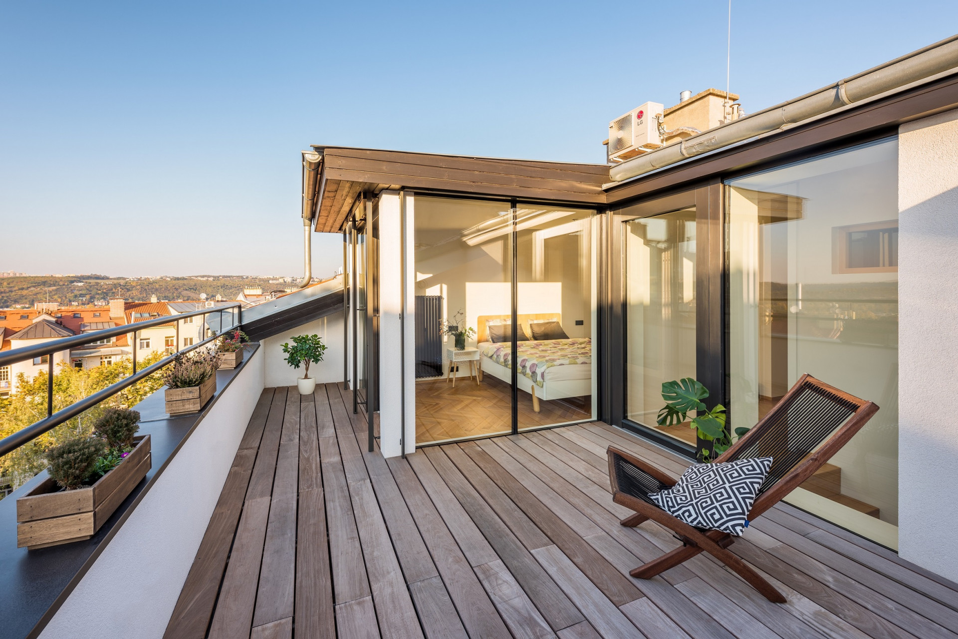 Interiér pražského mezonetu od studia 2MAD