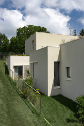 Nejdůležitější prvek - opěrná zeď. (A69 architekti, rodinný dům ve Slivenci)