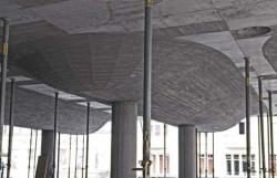 Zvláštní bednění vyrobené na míru pro tento projekt dalo tvar i speciálním oválným výztužím, kterým tým stavby přezdívá „vorvani“ (6a) - foto