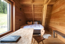 Vyspí se tu hodně lidí, mají k dispozici tři koupelny. (Chalupa Wunderbaude, A1Architects)
