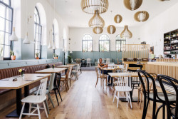 Uvnitř restaurace (atelier 67, hotel Slunce v Osečné)