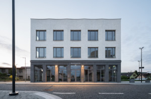 Detail vztahu budovy k náměstí - objekt působí jako přirozený organizující prvek veřejného prostoru. (Nová radnice s plastickou fasádou; re:architekti)