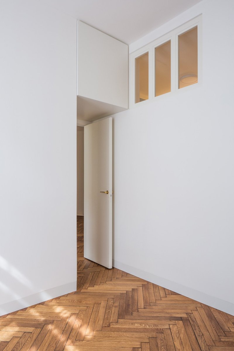 V bytě se měnily dispozice, na nová místa přišly nové dveře se skrytými zárubněmi. (Rekonstrukce bytu v Praze, BY architects)