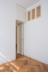 V bytě se měnily dispozice, na nová místa přišly nové dveře se skrytými zárubněmi. (Rekonstrukce bytu v Praze, BY architects)