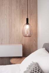 Interiéry jsou zařízené ve světlých barvách v kombinaci se dřevem