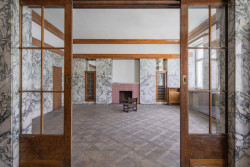 Byt Huga a Heleny Semlerových od Adolfa Loose byl přístupný jen výjimečně. Po rekonstrukci budovy bude zcela přístupný. (Loosovy interiéry na Klatovské 19).