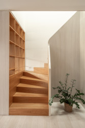 Schodiště do patra s ložnicemi (Interiér domu Ke Káčatům v Brně, studio AEIOU)