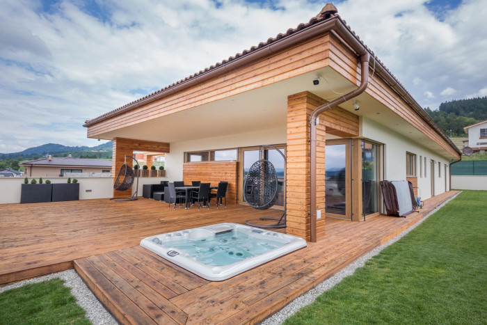 Laminátová vířivka Sundance Spas na terase rodinné vily