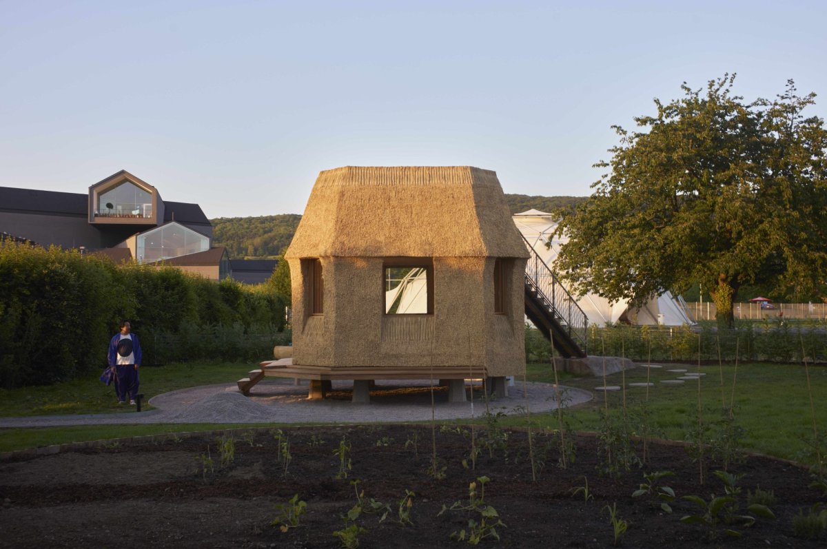 Nový zahradní domek Garden House od Tsuyoshi Tane ve Vitra Campus je postavený z udržitelných materiálů