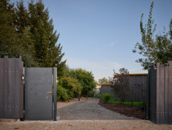 Do zahrady k domům se dostává společnou bránou. (Bee House; Petr Novák)