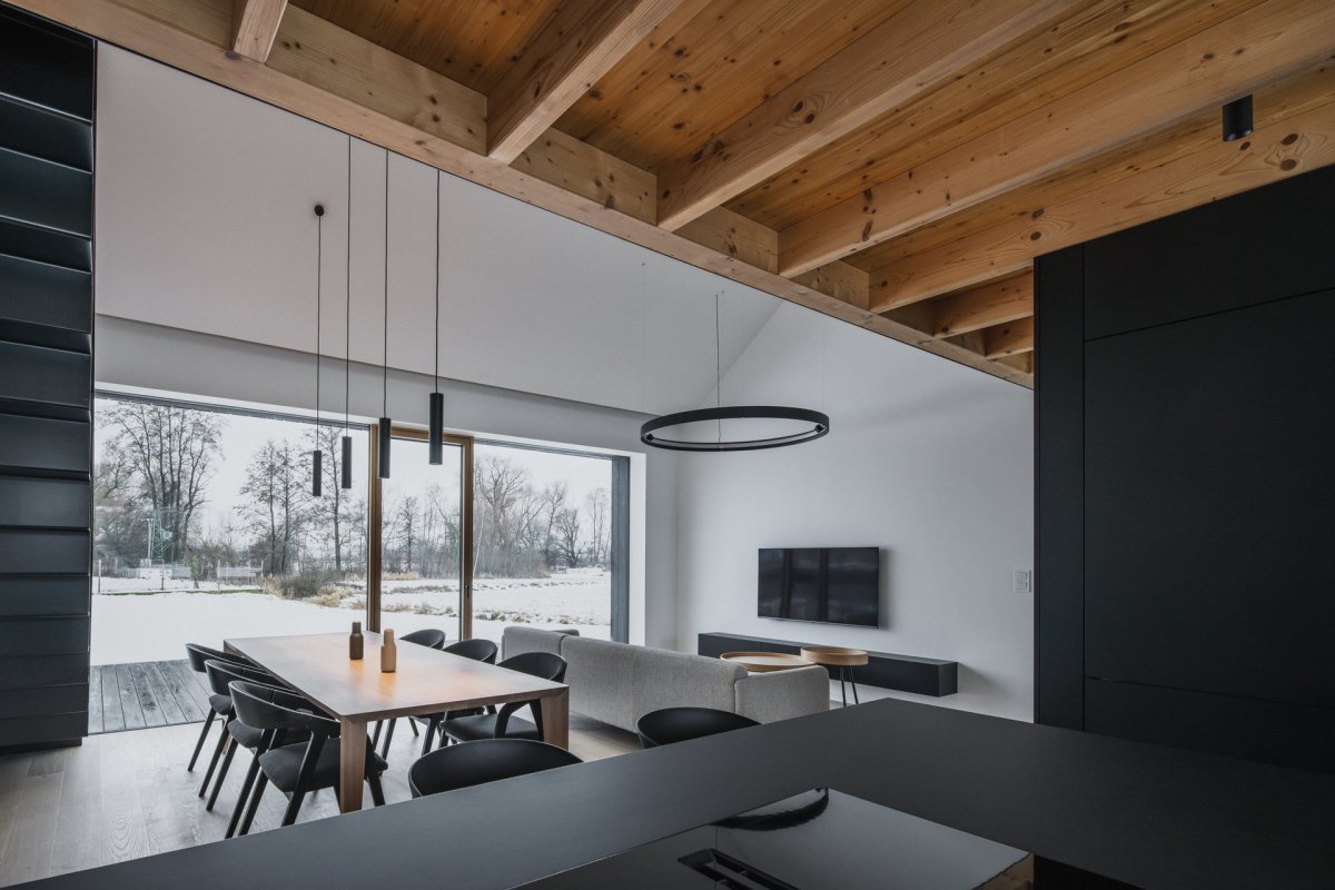 V obývacím pokoji (Přízemní dům s fasádou z opalovaného dřeva; Luni architekti)