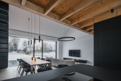 V obývacím pokoji (Přízemní dům s fasádou z opalovaného dřeva; Luni architekti)