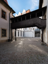 Nádvoří Betlémské kaple a Galerie Jaroslava Fragnera hledá novou koncepci a nastavení pravidel pro hladké fungování všech aktivit v areálu.