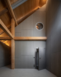 Stodola, převýšená do krovu, dnes slouží jako utilitární prostor. (Rekonstrukce chalupy Borová Lada; Studio Plyš)