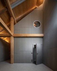 Stodola, převýšená do krovu, dnes slouží jako utilitární prostor. (Rekonstrukce chalupy Borová Lada; Studio Plyš)