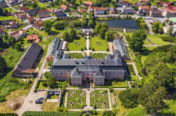 Panenky Barbie můžou být právničky a sportovkyně, jsou ale také víly a princezny. Barbie Šípkové Růžence by se na zámku na Vysočině určitě líbilo. Ideální dům pro "stereotypní Barbie", která je hlavní hrdinkou filmu Barbie, ale musíme hledat jinde. (Zámek Nové Hrady, Josef Jäger, 1774-1777)