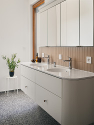 Umyvadla do koupelen jsou řešena na míru, a to z litého mramoru. (Byt v Hostivaři, Michaela Socha)