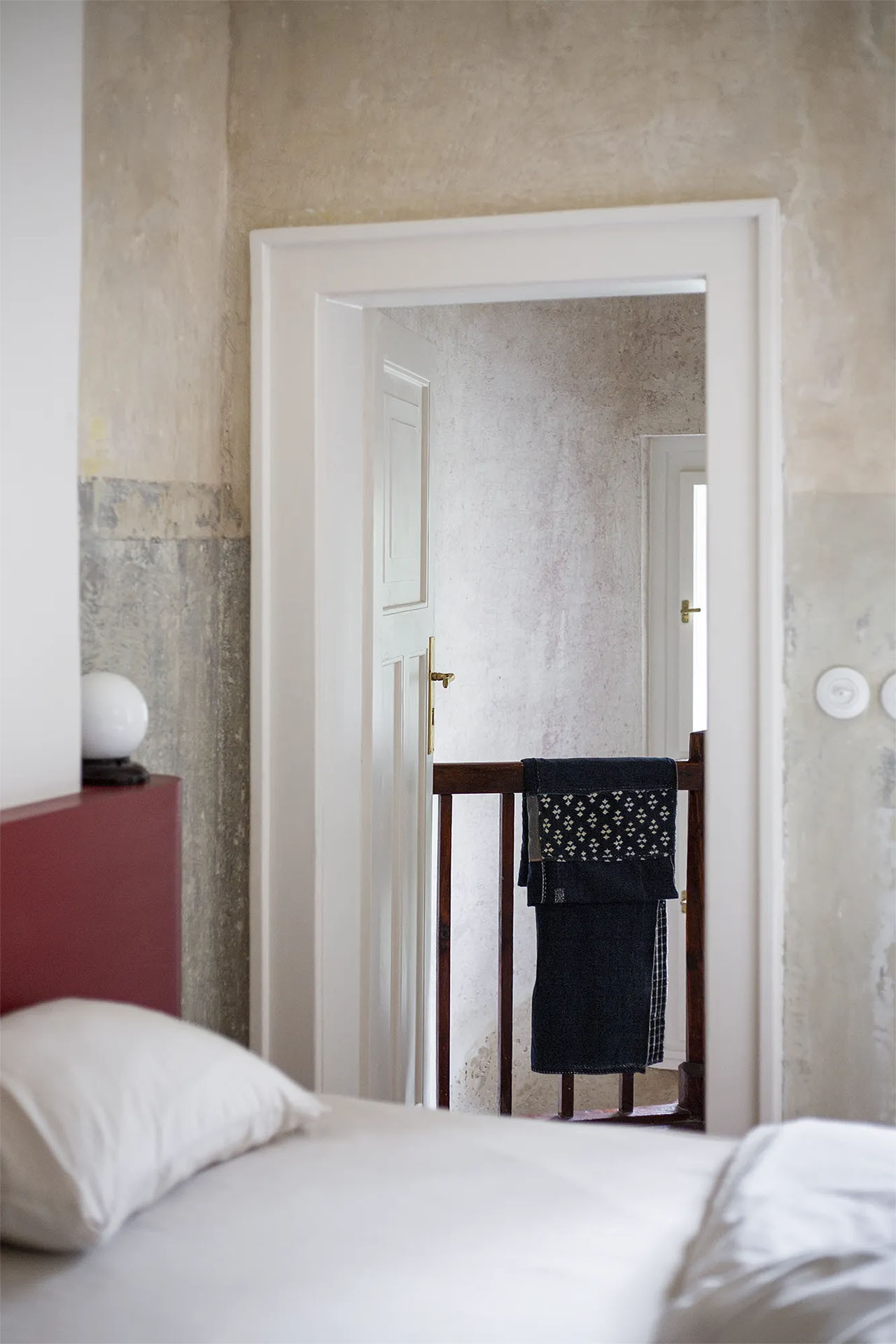 Dřív patřil pokoj k bytu Laichterových. Spí se tu přímo uprostřed příběhu významné prvorepublikové rodiny. (Apartmán v Laichterově domě, Other Projects Studio)