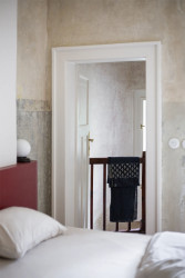 Dřív patřil pokoj k bytu Laichterových. Spí se tu přímo uprostřed příběhu významné prvorepublikové rodiny. (Apartmán v Laichterově domě, Other Projects Studio)