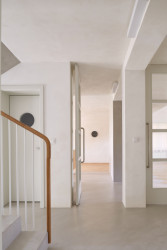 Dům v Ostopovicích, ORA: Pohled do chody a schodiště