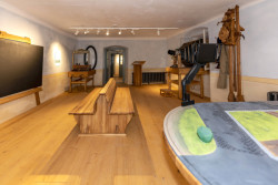 V interiéru je nyní interaktivní expozice věnovaná historii Kolína a důležitým osobnostem města.