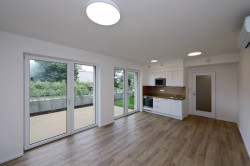 Bytový dům má tři nadzemní podlaží, na každém se nachází po třech bytech – vždy jedna garsonka a dvě 2+kk. (Bytový dům s nájemními byty na Barrandově, maak, M.A.Tomáš)