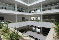 Vnitřní atrium nové budovy školy v Lublinu – foto