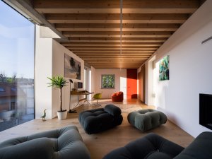 Pracovna v 1. patře s velkým oknem (AOC architekti, rezidence Zelený dům)