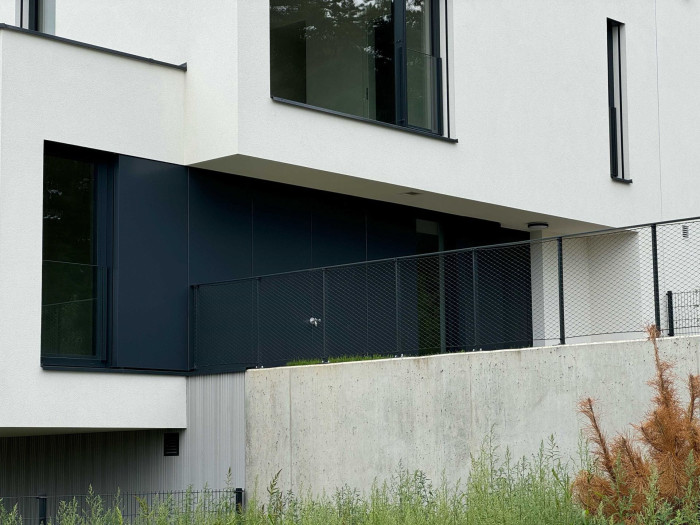 Díky pevnosti, odolnosti a různým tvarům i barvám dávají plechové fasády budovám jedinečný vzhled.