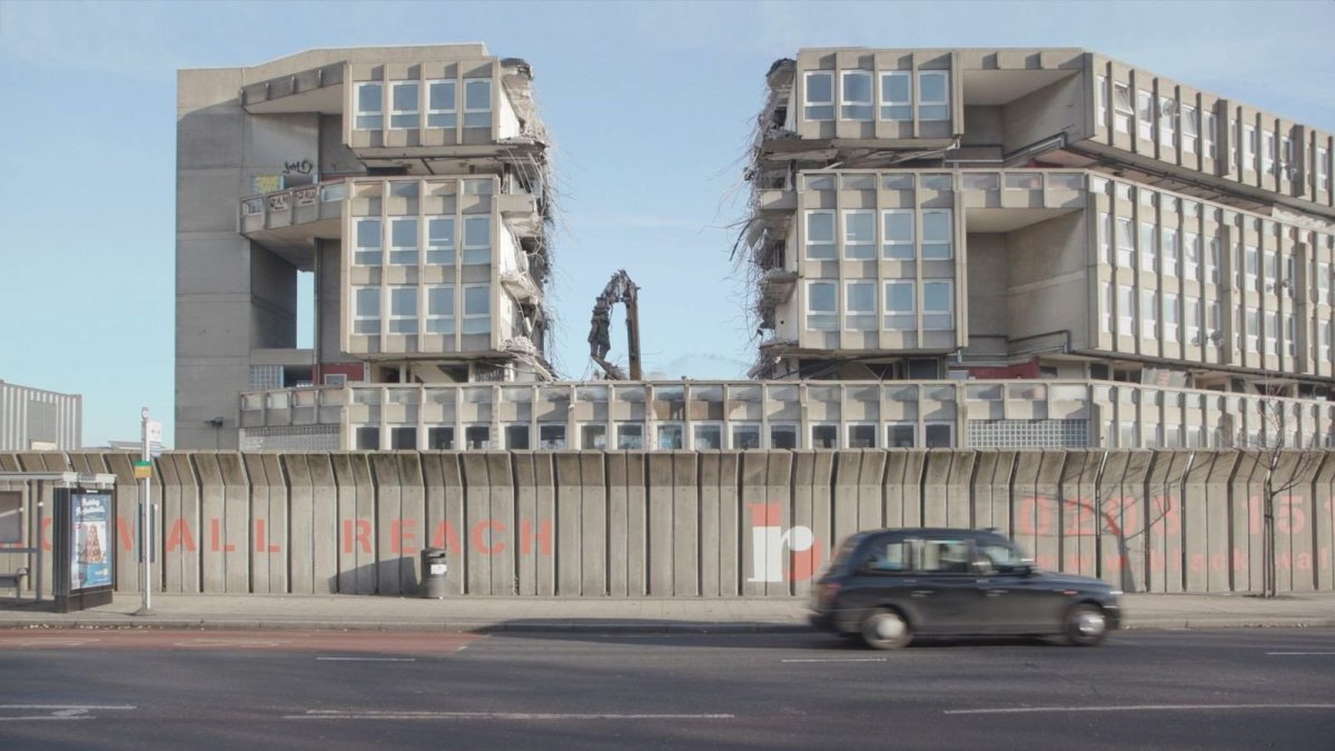Demolice souboru Rodin Hood Gardens, Alison a Peter Smithsonovi
