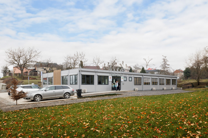 Společnost KOMA realizovala dočasnou základní školu v Drahanovicích v Olomouckém kraji.