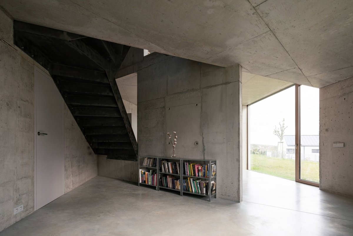 Architekti rozdělili vertikální prostor domu do různých výškových úrovní. (Rodinný dům nedaleko Olomouce, studio Malý Chmel)