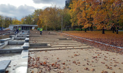 Součástí vodního prvku je kaskáda. Ta zde byla již původně, nyní ji obklopuje nové schodiště. (Park Střed v Mostě, Rehwaldt Landscape Architects + Atelier Hoffman)