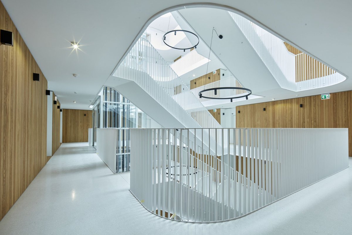 Z bytu se vychází na pavlač. (Bytový dům Oliva, A69 architekti)