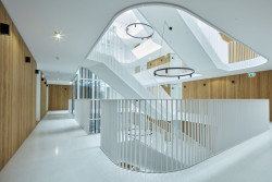 Z bytu se vychází na pavlač. (Bytový dům Oliva, A69 architekti)