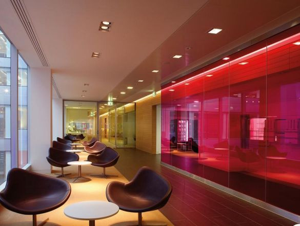 Začátkem 21. století se do popředí dostala problematika účinnosti a efektivity pracovního prostředí. Hlavními tématy se v té době stal ohled na zdraví a duševní pohodu, otázky životního prostředí, digitální propojenost, touha zaměstnanců po možnosti volby, posílení postavení zaměstnanců, spolupráce prostřednictvím digitálních technologií a mnoho dalších témat – foto