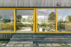 Kontrastní žluté rámy oken (Dům u České Lípy, XYLO Atelier)