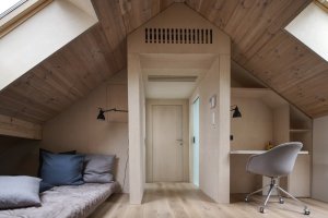 V podkroví je pracovna, místnost pro hosty a koupelna. (Chata Spiegelbaude, A1 architects)
