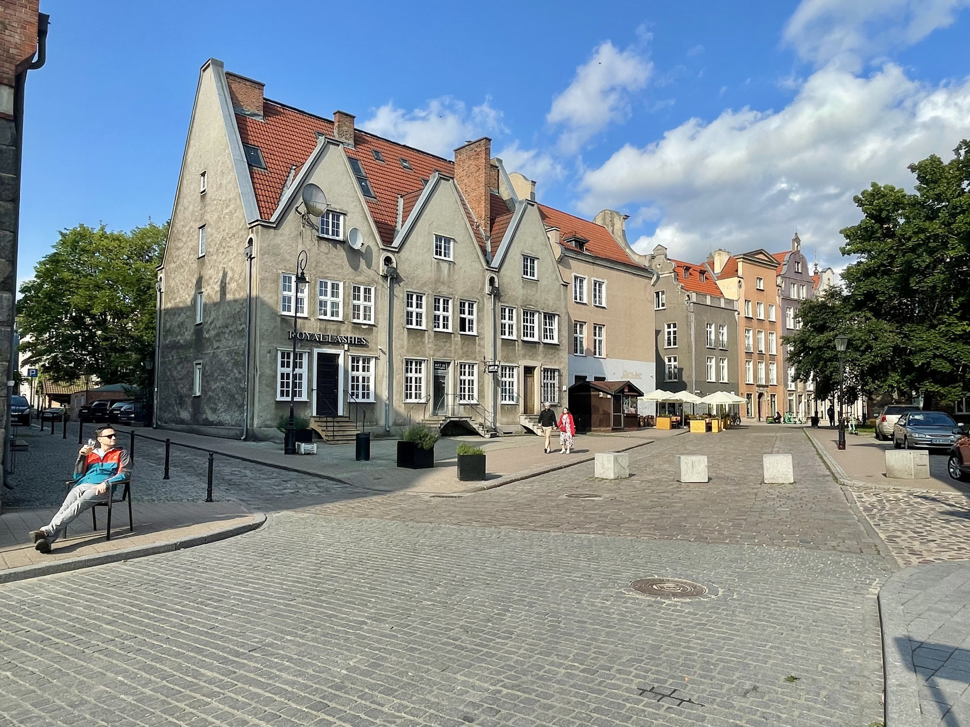 Restaurátoři domy zbavili všeho, co připomínalo do té doby německou nadvládu a vytvořili iluzi hanzovního města.