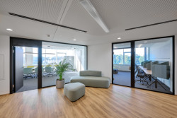 Společnost Wiesner-Hager dodala nábytek pro obě sídla rakouské firmy AGILOX.