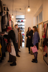  (Interiér dobročinného obchodu Nadace Veronica; studenti FA VUT)