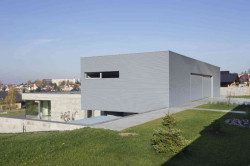 Kamil Mrva Architects, RD v Novém Jičíně, dům je navržen 3 m pod úrovní komunikace – foto