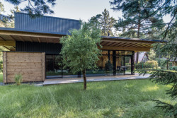 Chata stojí na obdélníkovém půdoryse a má pultovou střechu, která svými přesahy kryje venkovní terasu