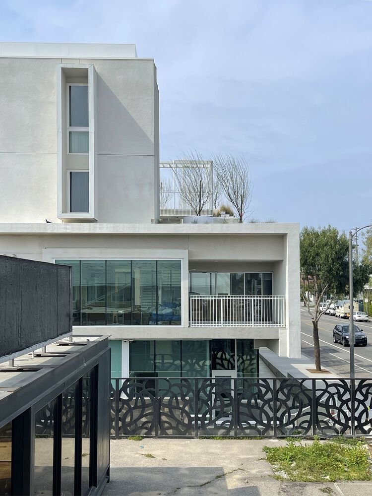 Boční pohled odhaluje různorodé výškové úrovně budovy. (Rose Apartments v Los Angeles, Brooks & Scarpa)